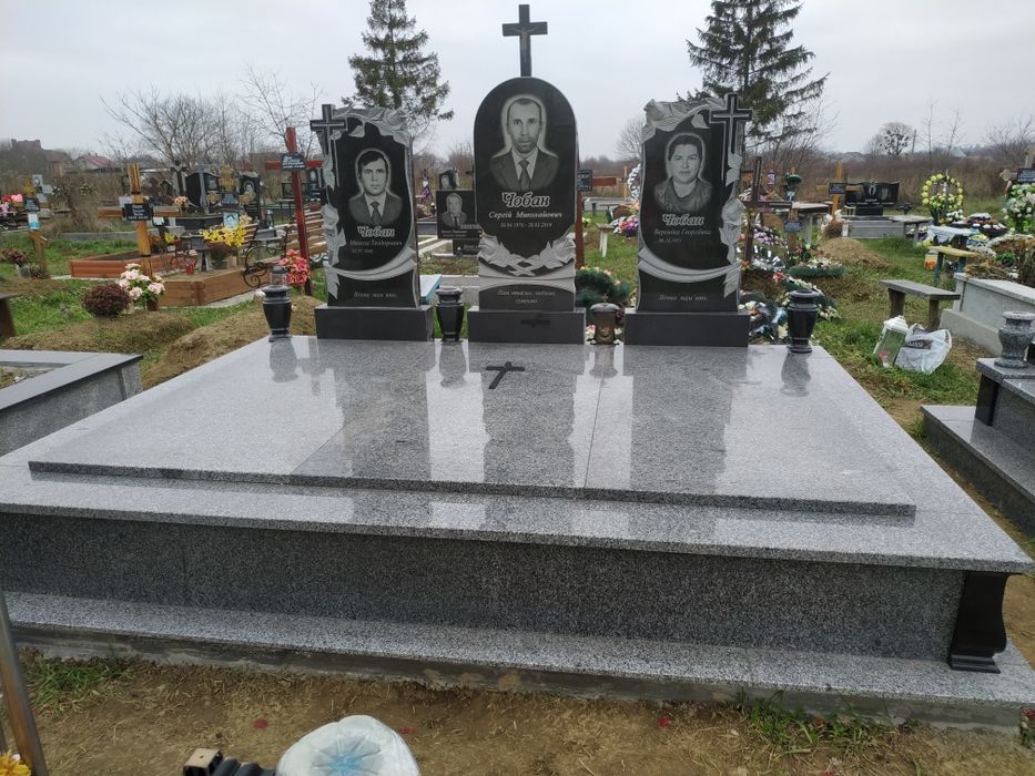 Памятники та любі вироби і аксесуари з граніту.