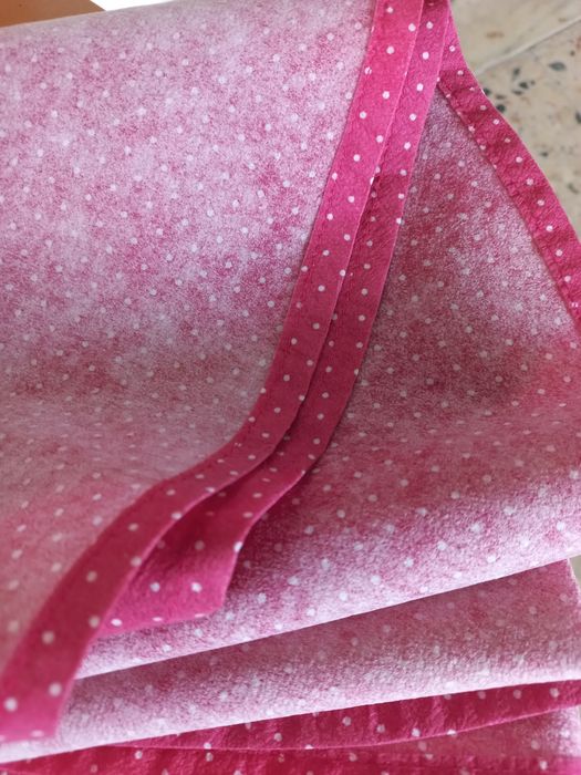 Toalha de mesa redonda rosa forte com bolinhas brancas em poliamida