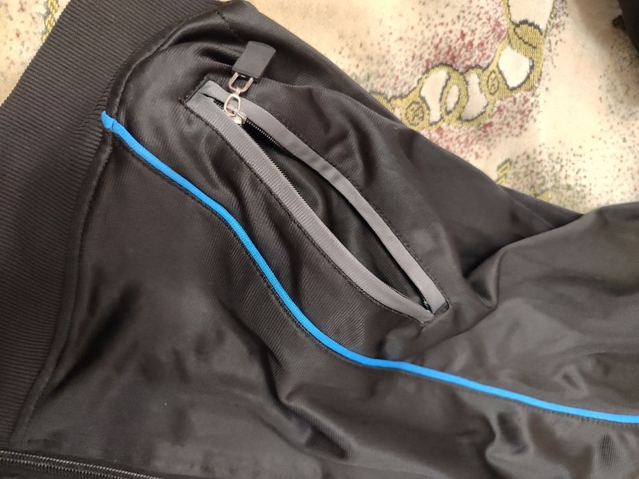 Чорна зіпка з синіми елементами