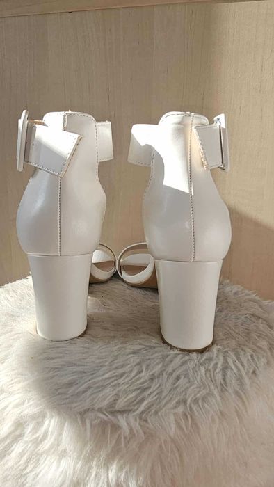 Białe sandały na słupku wesele