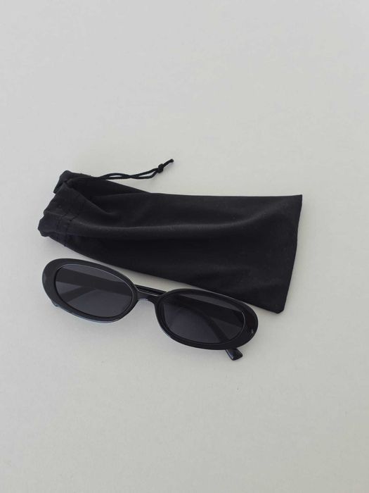 Óculos de Sol Pretos Ovais + Bolsa