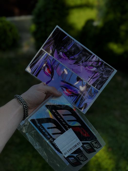 Наклейки з графікою, які не бояться зовнішніх умов води відбиваюсь све