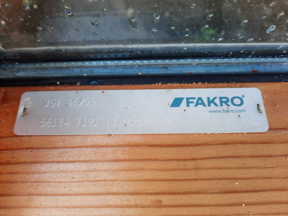 Janela de sótão manual FAKRO BASCULANTE MADEIRA