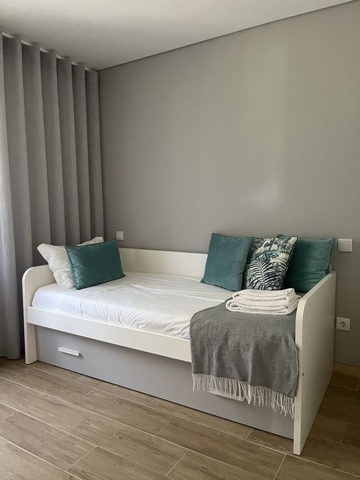 Cama dupla solteiro branca e cinza