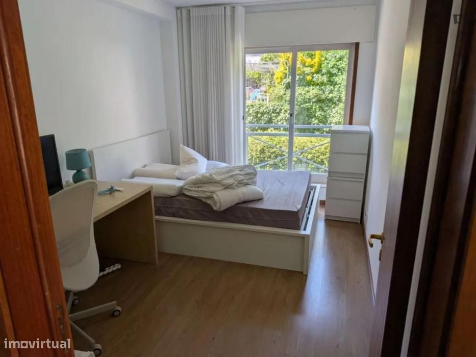 Quarto - localizado em Campanhã Porto