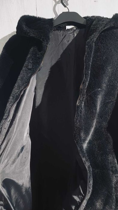 Czarne sztuczne futerko 46 48, kurtka futrzana z kapturem