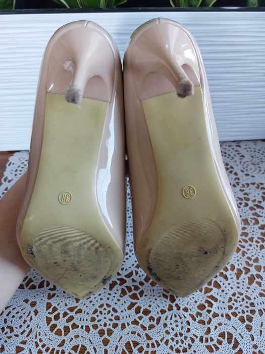 Beżowe czółenka lakierki 38