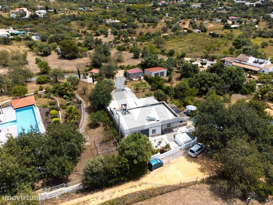 Moradia independente totalmente remodelada com piscina, localizada no