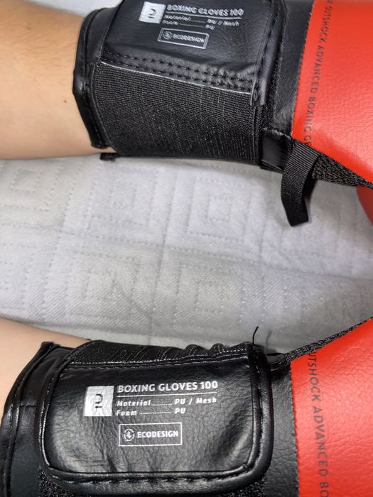 Saco de boxe com luvas
