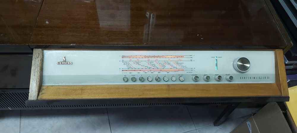 Radio de movel antigo de 1965