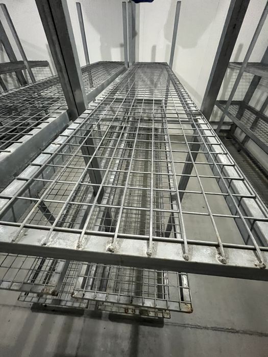 Prateleiras em ferro com malha zincada