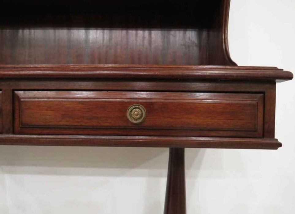 Sideboard com alçado.
