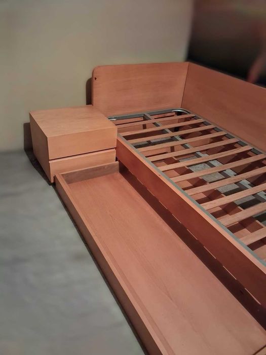 Cama individual com arrumação+mesa de cabeceira