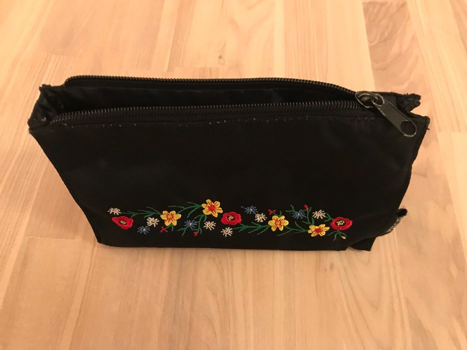 kosmetyczka czarna z haftowanymi kwiatkami