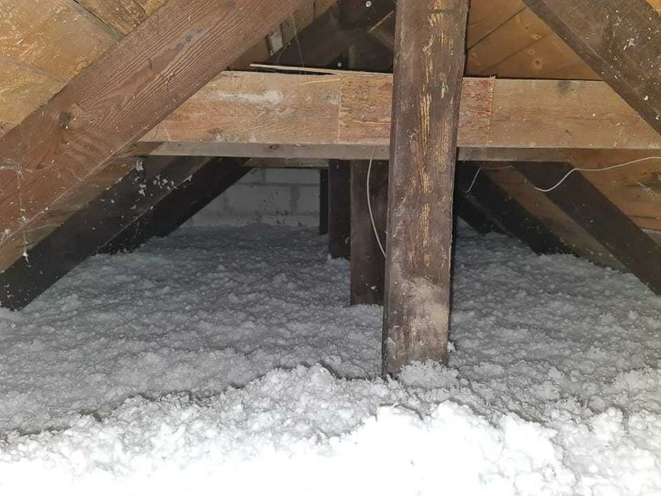 Ocieplenie stropu dachu Dach wiązarowy Wiązary Wełna Granulat Celuloza