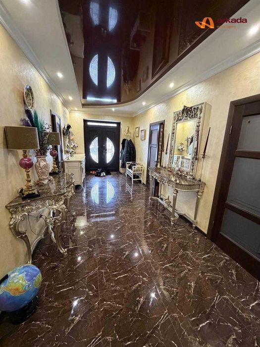 Просторий будинок із відпочинковим комплексом. Продаж