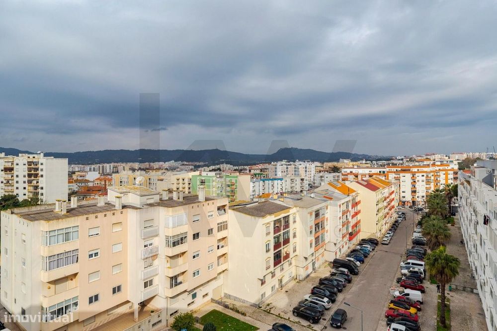 Apartamento T3 com Varanda e Vista para a Serra da Arrábida – Praça de