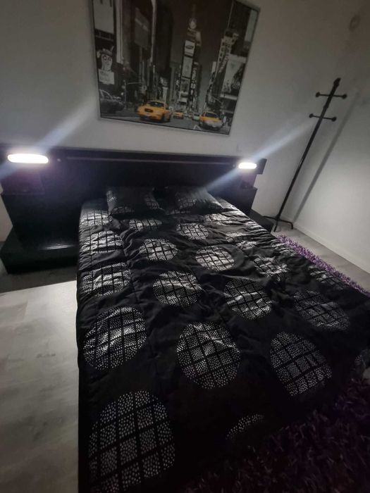 Mobília de quarto composta por cama de casal, mesas de cabeceira, ...
