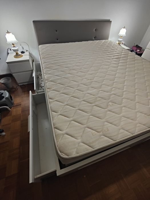 Quarto Completo Branco IKEA: Cama Casal com 4 Gavetoes, Colchao Ortopedico, Mesas e Candeeiros Retro