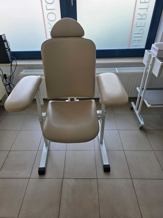 Fotel medyczny do gabinetu zabiegowego, do pobrań krwi w kolorze beżowym.