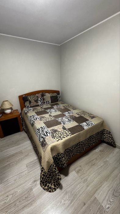 Cama de casal elevatoria e mesinha de cabeçeira