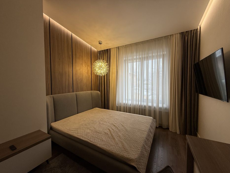 Продам кутовий котедж, в центральній частині міста.