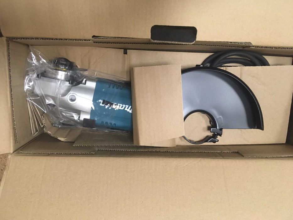 Угловая шлифмашина Makita GA9020