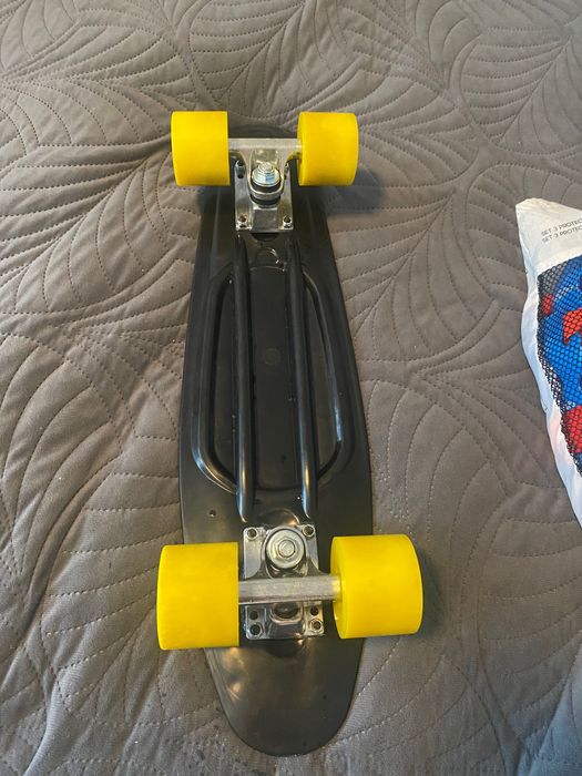 Deskorolka Fiszka dla dzieci + ochraniacze Decathlon