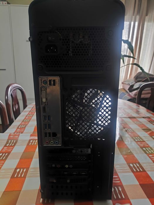 PC Gaming AMD - com oferta de monitor e sistema de som.