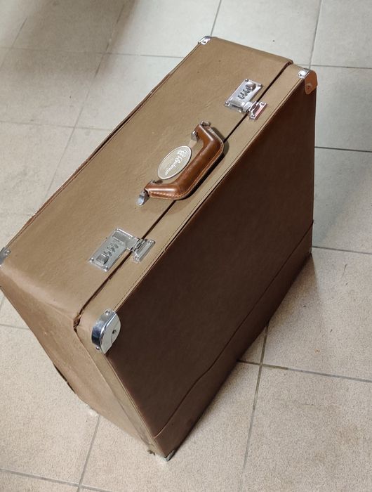 57x52x20 cm. Walizka z lat 50 -tych