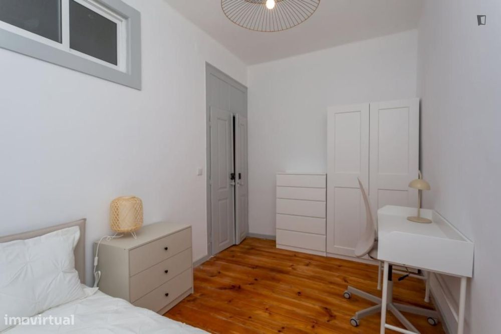 Apartamento com 5 quartos - localizado em Anjos Lisbon