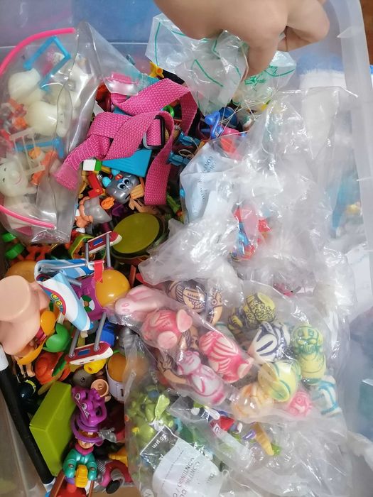 Grande lote de figuras brindes kinder surpresa