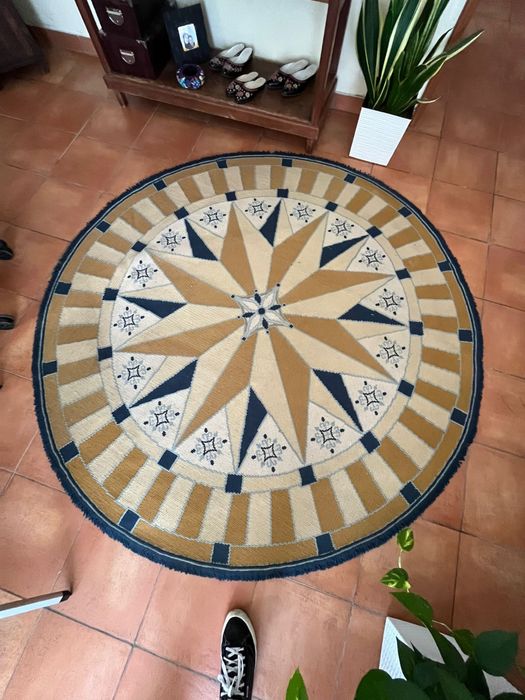 Tapete de Arraiolos Redondo Artesanal – Rosa dos Ventos (2m Diâmetro)