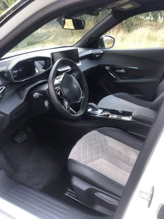 Peugeot e 2008 Пежо електромобіль