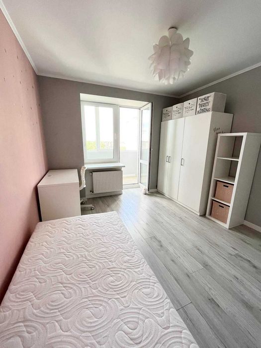 Продам простору квартиру-студію з панорамним виглядом по Коновальця