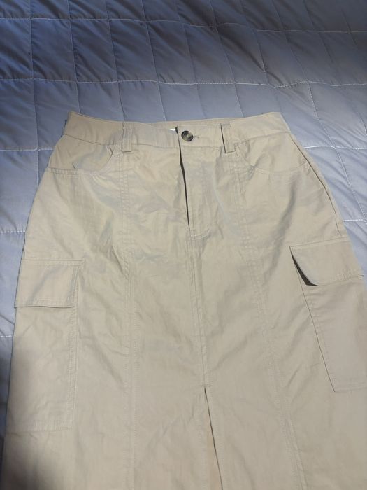 Бежева спідниця міді