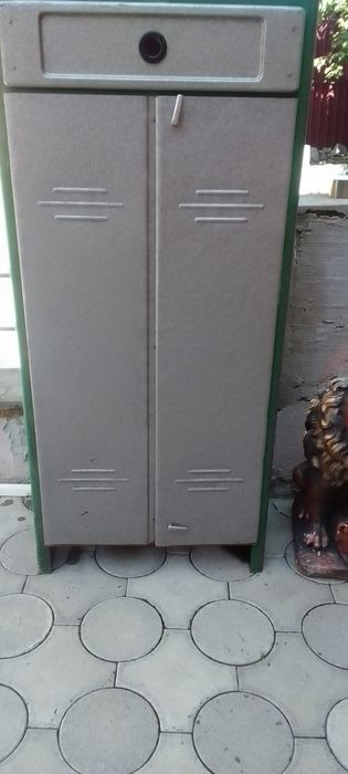 Шкаф металевий для одежі