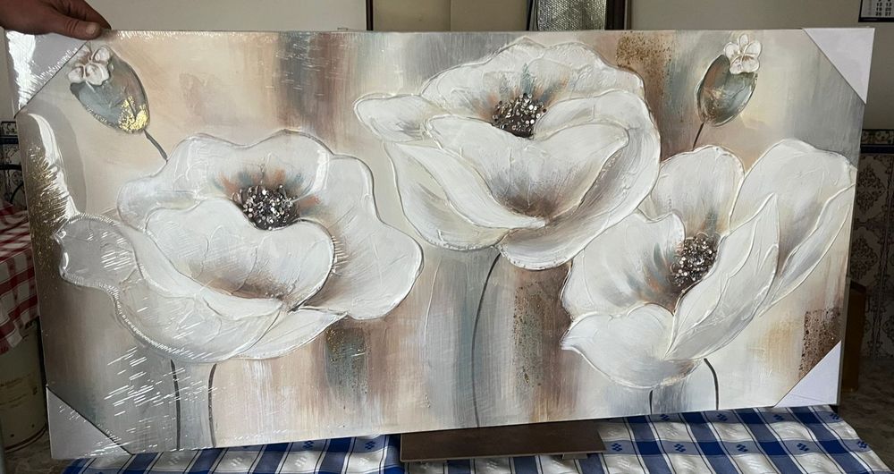 Tela de flores com brilhantes salientes pintada com textura