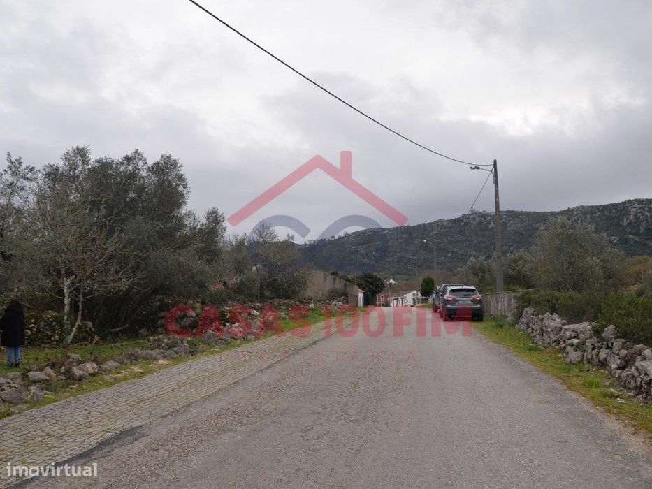 Terreno urbano para construção com uma ruína