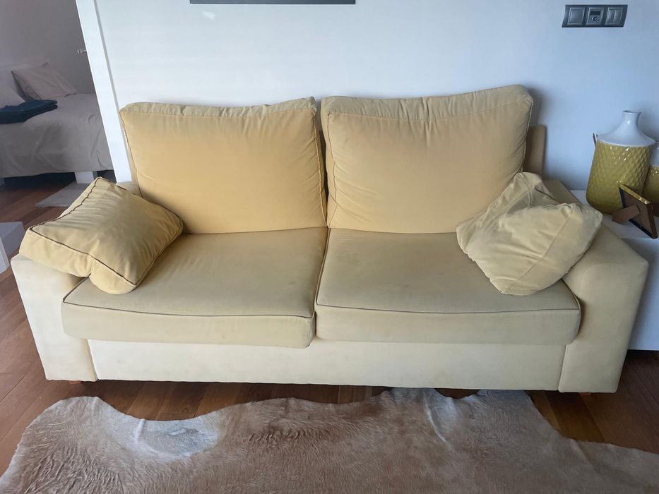 Um conjunto de dois sofás