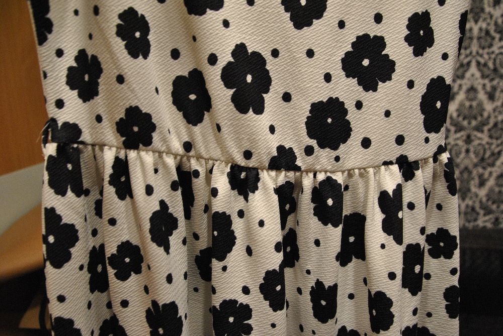 sukienka biała w czarne kwiatki, rozmiar 42 , bal, wesele, sylwester