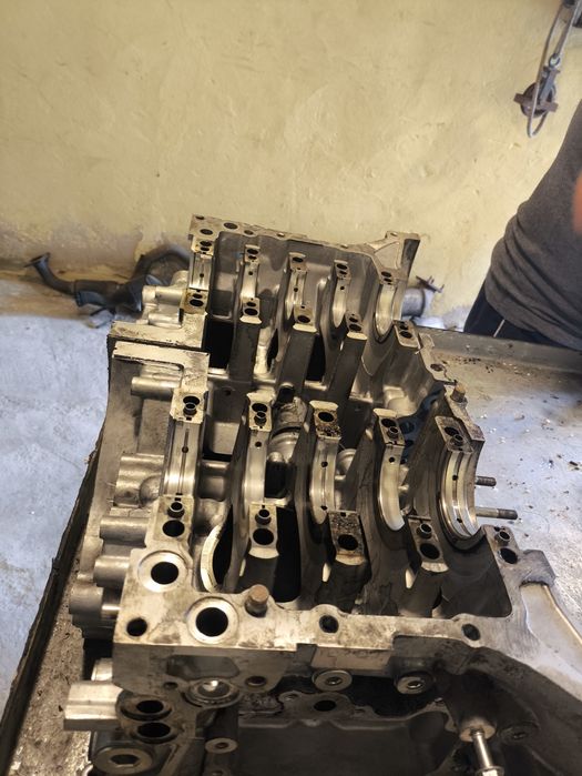 Blok silnika wał korbowy tłoki Subaru Forester 2,0 diesel