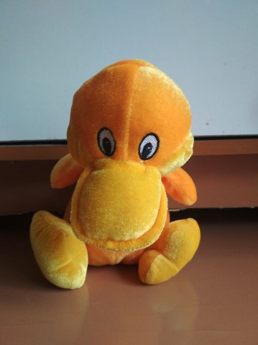 игрушка веселый утенок, мягкая, золотистого цвета, как новая