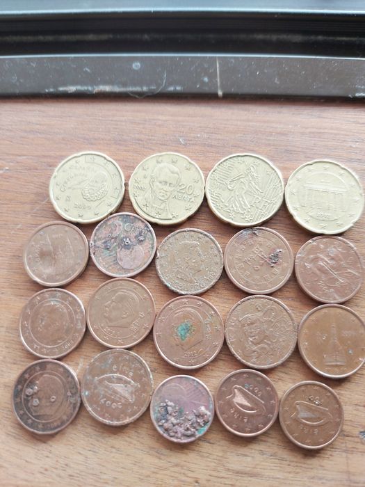 Moedas com defeito diferentes e de vários países