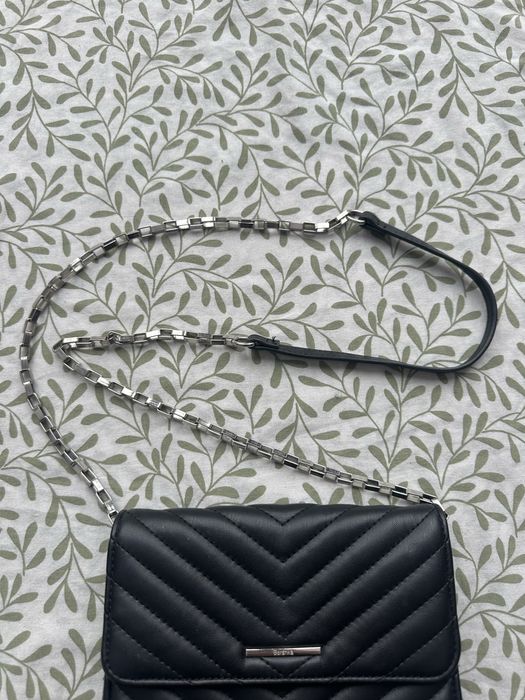 Czarna damska mała torebka eleganka klasyczna basic must have Bershka