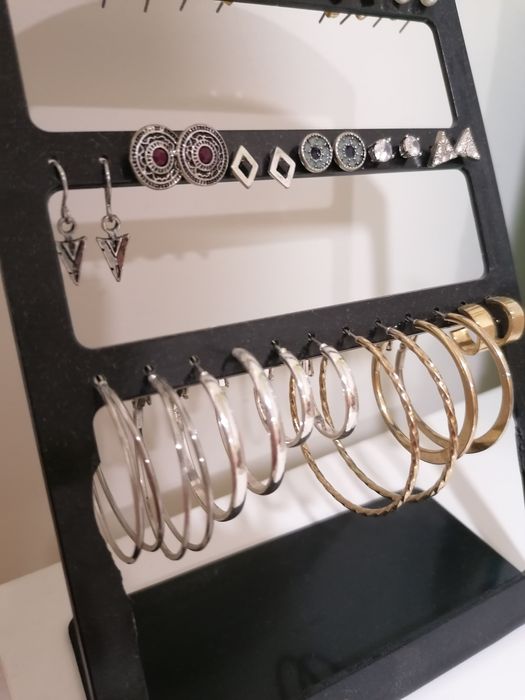 Brincos dourados e prateados