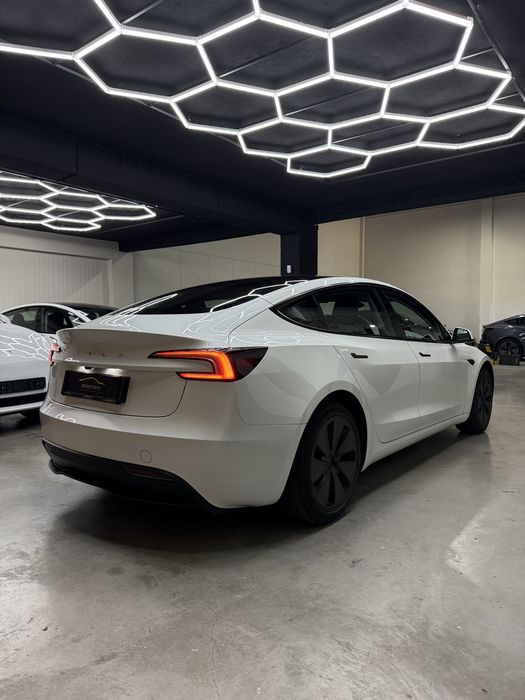 Tesla Model 3 — fotografia 4