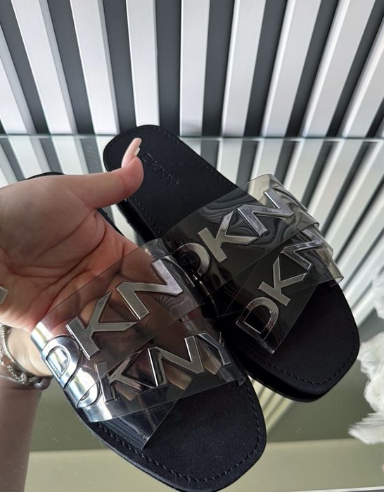 Nowe klapki DKNY Isha