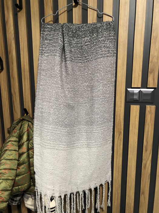 Cieniowany gruby szal z frędzlami.