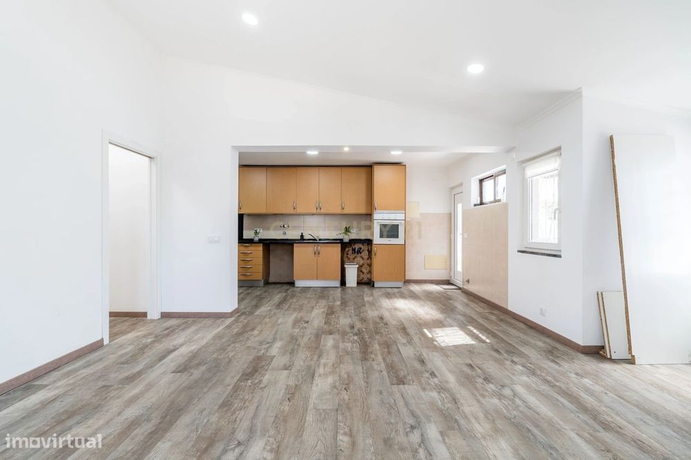 T4 Duplex totalmente renovado no Bairro do Progresso – Silves